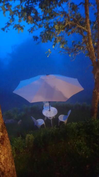 Cabana Con Banera Y Chimeneas En Puesta De Sol El Pacifico Exterior foto